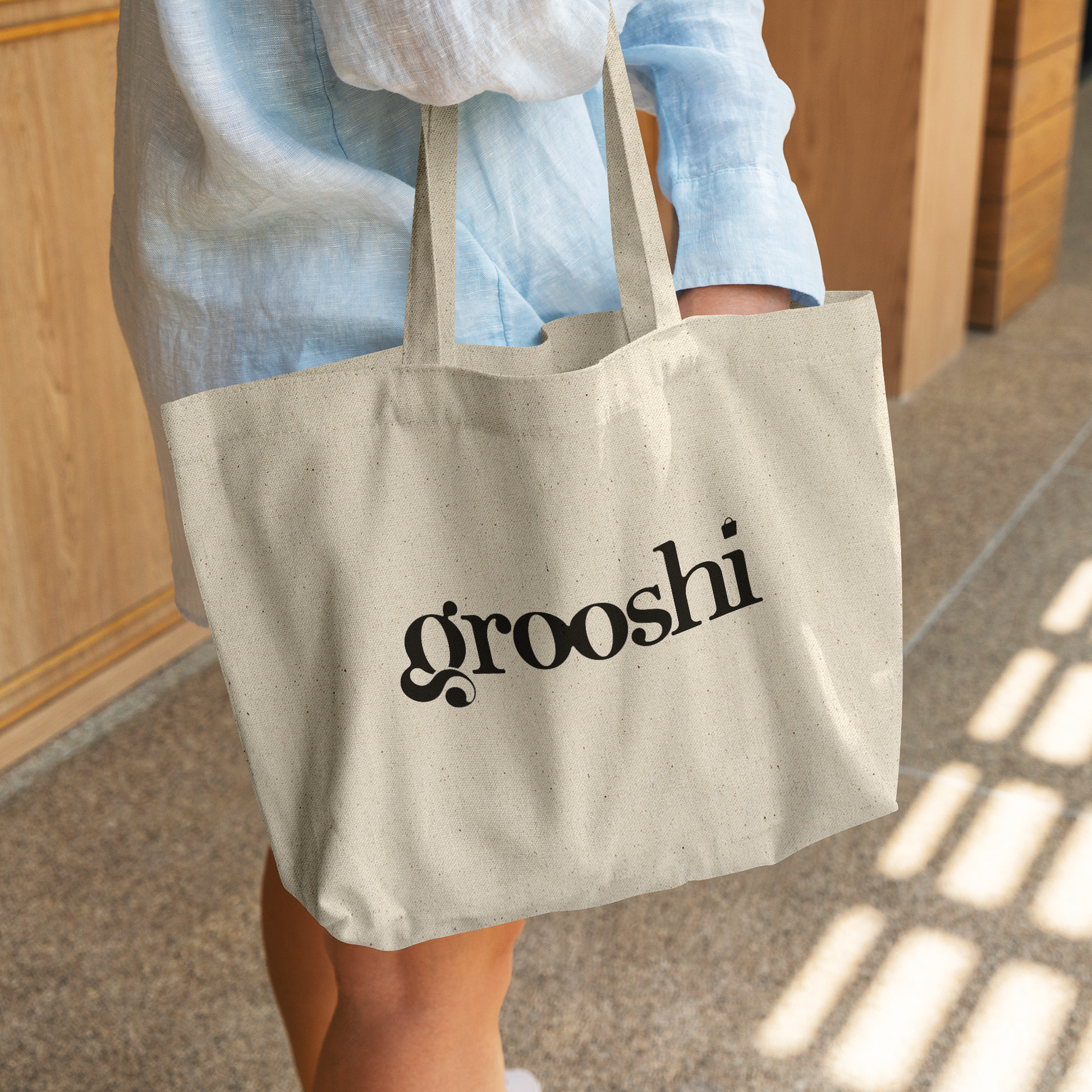 TESTING_GROUP_PRODUCT_-GROOSHI_CottonTote_L_WomanDigging_Mockup.png